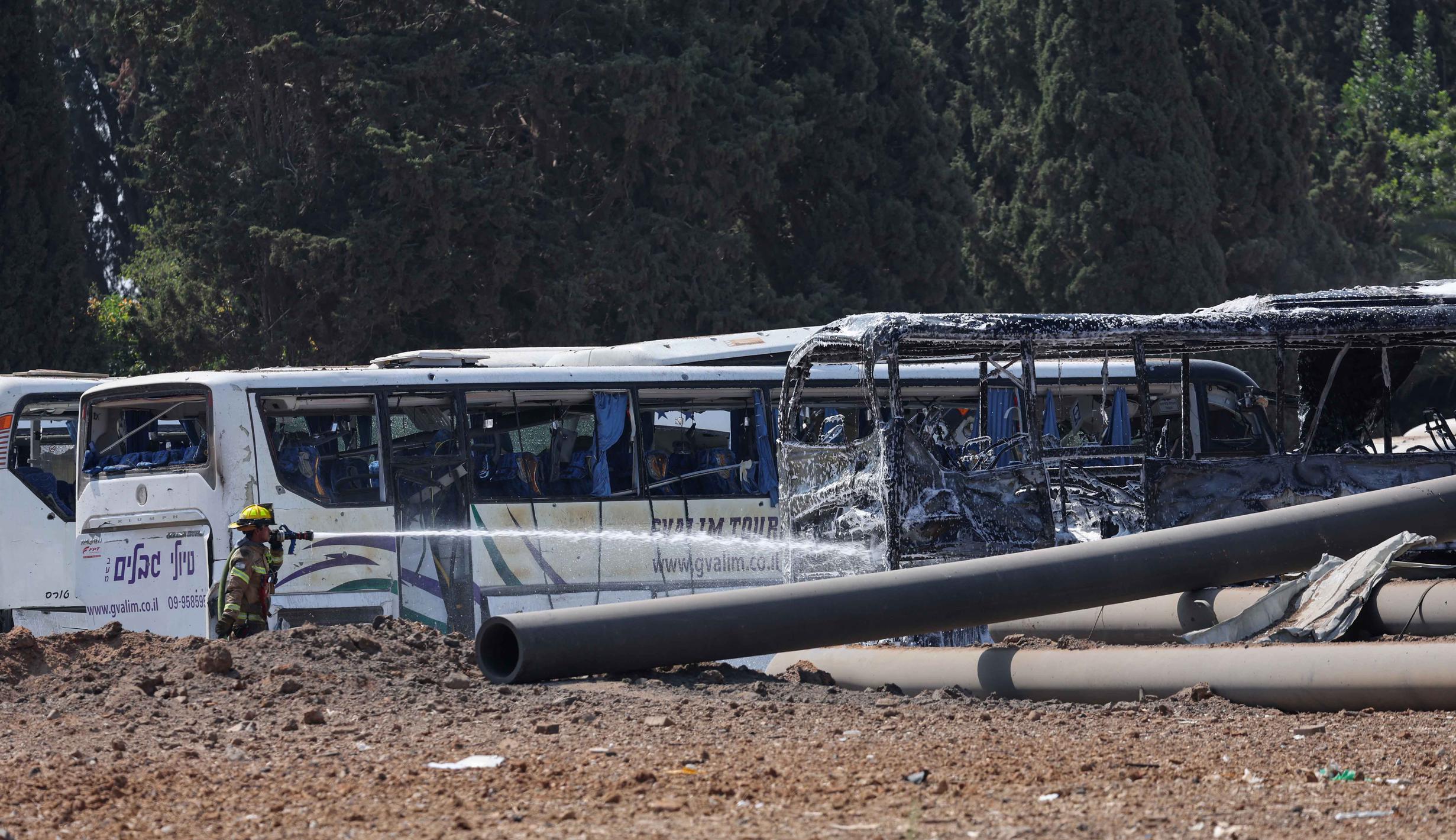 Iran Terus Gempur Israel, Sejumlah Bangkai Bus Terbakar