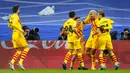 Pemain Barcelona Ronald Araujo (kedua kanan) melakukan selebrasi usai mencetak gol ke gawang Real Madrid pada pertandingan sepak bola La Liga Spanyol di Stadion Santiago Bernabeu, Madrid, Spanyol, Minggu (20/3/2022). Barcelona menang 4-0. (AP Photo/Manu Fernandez)