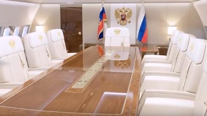 Pesawat jet IL-96-300PU milik Presiden Rusia Vladimir Putin. (screengrab YouTube)