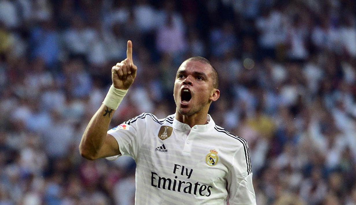 6. Pepe, penampilan bek tengah asal Portugal ini memang biasa saja, selain itu usianya yang sudah mencapai 33 tahun membuat dirinya lambat. (AFP/Gerard Julien)