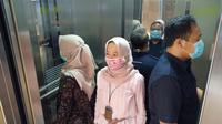 Batasi jumlah orang di lift, saling membelakangi, dan tidak berbicara.
