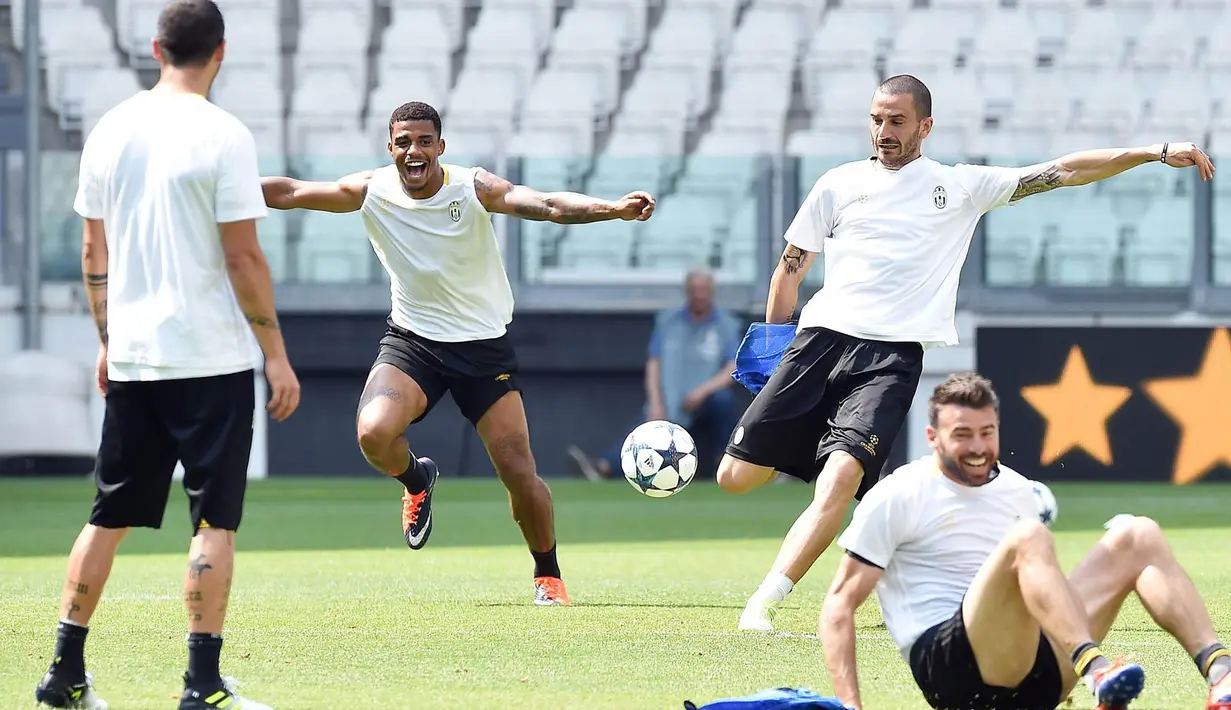 Para pemain Juventus tampak rileks saat latihan jelang laga final Liga Champions di Stadion Juventus, Turin, Senin (29/5/2017). Juventus akan berhadapan dengan Real Madrid pada laga final. (EPA/Alessandro Di Marco)