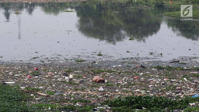 Tumpukan sampah dan tanaman eceng gondok menutupi permukaan air Situ Pengarengan, Kota Depok, Jawa Barat, Kamis (18/4). Kondisi ini sangat memprihatinkan. (Liputan6.com/Helmi Fithriansyah)