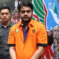 Pesinetron Rio Reifan digiring petugas Direktorat Reserse Narkoba Polda Metro Jaya jelang rilis, Jakarta, Jumat (16/8/2019). Rio Reifan ditangkap polisi di sebuah SPBU di Cibubur setelah membeli paket sabu seharga Rp 350 ribu. (Liputan6.com/Helmi Fithriansyah)