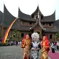 Pengunjung Istana Pagaruyung mengenakan pakaian adat Minangkabau yang bisa di sewa di objek wisata itu. (Liputan6.com/ Novia Harlina)