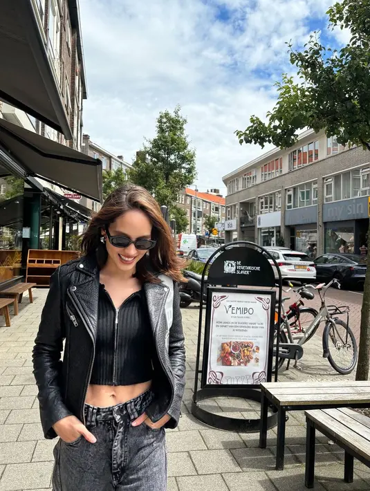 Tak ketinggalan, kacamata hitam menambah aksi gaya dari Cinta Laura.  [Foto: Instagram/ Cinta Laura]