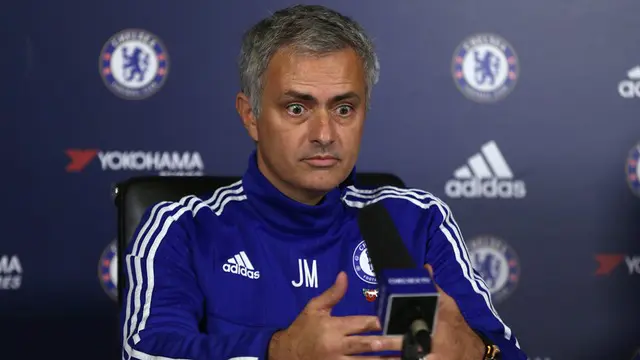 Jose Mourinho manajer Chelsea tak lagi menampakkan wajah dengan eskpresi ramah dan senyum setelah kekalahan 3 kali secara beruntun.