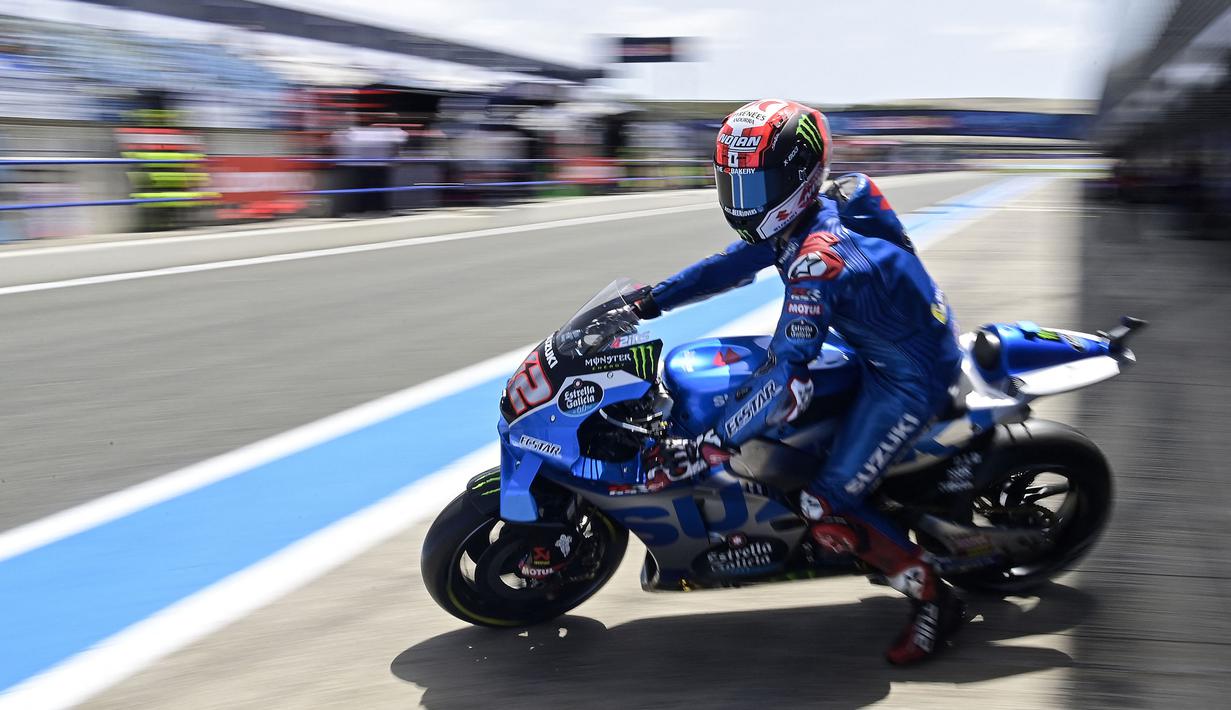 Alex Rins melakukan debut balapnya bersama Suzuki di ajang balap MotoGP sejak tahun 2017. Kala itu, ia bergabung untuk menggantikan peran Maverick Vinales yang hengkang ke Yamaha. Sejauh ini,  Rins sukses meraup tiga kemenangan dan 15 kali naik podium bersama Suzuki. (AFP/Javier Soriano)