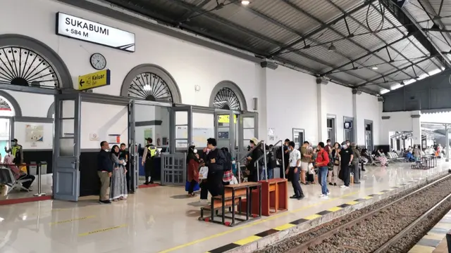 Antrian penumpang di stasiun KAI Sukabumi. (Liputan6.com/Dokumen KAI Daop 1 Jakarta).