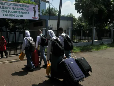 Siswa calon anggota Paskibraka tingkat nasional 2016 mulai datang untuk jalani seleksi di Wisma-C PP-PON Menpora Cibubur, Jakarta, (21/7). Calon Paskibraka ini di wakili masing-masing 4 siswa dari 34 Provinsi di Indonesia. (Liputan6.com/Johan Tallo)