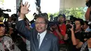 Menko Bidang Maritim dan Sumber Daya Rizal Ramli melambaikan tangan saat menyambangi kantor KPK, Jakarta, Senin (12/10). Kehadirannya ini dilakukan untuk menyerahkan laporan harta kekayaan ke KPK. (Liputan6.com/Helmi Afandi)