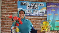 Pengelola, Bank sampah Inyong memperlihatkan kerajinan tangan yang dibuat dari sampah. (Foto: Liputan6.com/Istimewa/Muhamad Ridlo)