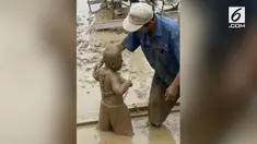 Seorang anak tak sengaja tercebur ke dalam petak sawah karena bapaknya sendiri.