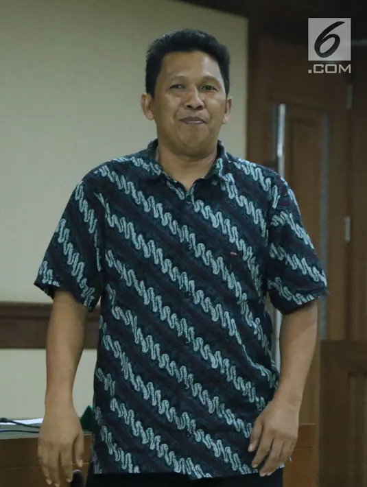 Terdakwa perantara suap proyek pekerjaan pembangunan RSUD Damanhuri, Barabai, TA 2017, Fauzan Rifani usai sidang putusan di Pengadilan Tipikor, Jakarta, Senin (13/8). Fauzan dijatuhi hukuman 4 tahun 6 bulan penjara. (Liputan6.com/Helmi Fithriansyah)
