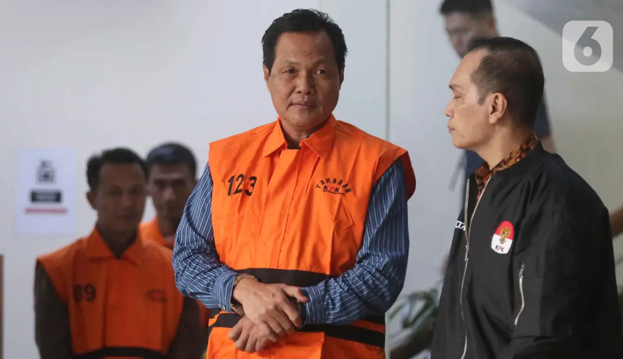 Bupati Muara Enim, Edison, berjalan meninggalkan gedung Merah Putih Komisi Pemberantasan Korupsi (KPK) usai menjalani pemeriksaan, Jakarta, Selasa (9/6/2026). (Liputan6.com/Helmi Fithriansyah)