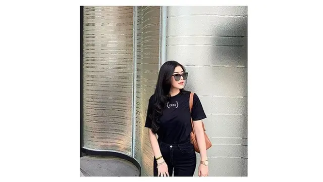 7 Potret Gaya Kasual Rica Andriani, Cantik dan Memesona