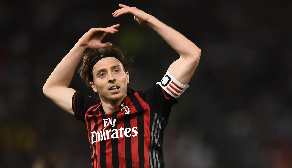 Riccardo Montolivo. Gelandang Italia berusia 37 tahun ini memutuskan bergabung dengan AC Milan pada awal musim 2012/2013 usai meninggalkan Fiorentina dengan status bebas transfer. Ia memperkuat AC Milan selama 7 musim hingga 2018/2019 dengan tampil dalam total 158 laga di semua ajang dengan torehan 10 gol dan 15 assist. Pada Juli 2019 ia memutuskan pensiun bersama AC Milan. (AFP/Filippo Monteforte)