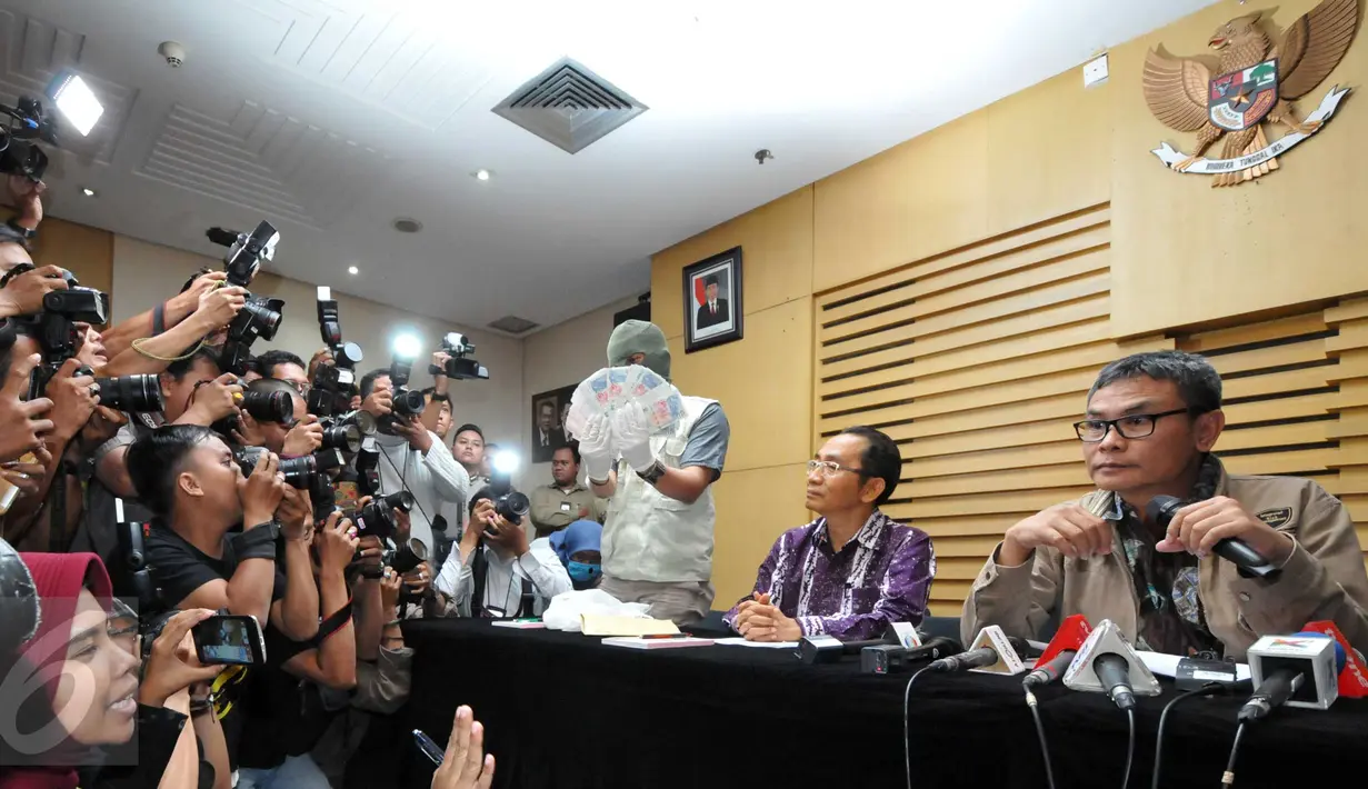 Johan Budi (kanan) menyimak pertanyaan wartawan saat menggelar konferensi pers terkait Operasi Tangkap Tangan (OTT) anggota DPR RI dari Partai Hanura, Dewie Yasin Limpo di Gedung KPK, Jakarta, Rabu (21/10/2015). (Liputan6.com/Helmi Afandi)
