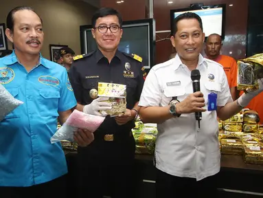 Kepala Badan Narkotika Nasional (BNN) Komjen Pol Budi Waseso (kanan) bersama Direktur Informasi Kepabeanan dan Cukai DJBC Bahaduri Wijayanta (tengah) menunjukan barang bukti penyelundupan narkotika di Jakarta, Rabu (27/9). (Liputan6.com/Immanuel Antonius)