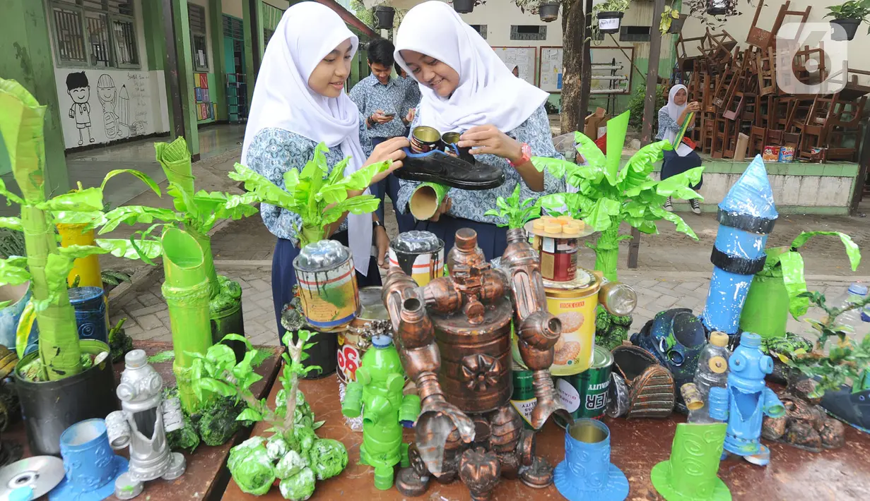 Murid-murid kelas VIII membuat kerajinan tangan dari limbah plastik dan kardus di SMP Negeri 20 Kota Tangerang Selatan, Kamis (10/10/2019). Kegiatan mata pelajaran dalam program Gerakan Sekolah Menyenangkan tersebut sudah berjalan selama 6 bulan. (merdeka.com/Arie Basuki)