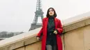 Febby Rastanty tengah menikmati momen liburan di Paris. Di potret ini, ia tampil stylish dengan coat merah, turtleneck top, shorts dan stocking hitam. [@febbyrastanty]