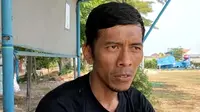 Khoirul Mashuda, mantan pesepak bola yang pernah berpetualang memperkuat tim dari ujung timur hingga Barat Indonesia. (Tangkapan layar Youtube Pinggir Lapangan)