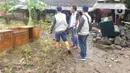<p>Sejumlah orang memeriksa kondisi pasca banjir bandang Garut di kawasan Cimacan, Desa Jayaraga, Kecamatan Tarogong Kidul, Sabtu (16/7/2022). Pemda Garut, Jawa Barat menyatakan status darurat banjir setelah 8 kecamatan di wilayah tersebut terendam banjir usai Sungai Cimanuk dan beberapa anak sungainya meluap. (Liputan6.com/Jayadi Supriadin)</p>