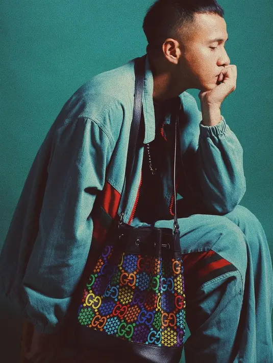 "Saya nggak jelek, saya nggak kekurangan, saya tau apa yang saya omongin. Jadi saya tau kalau misalkan nggak punya pasangan itu bukan karena saya nggak laku, tapi karena itu pilihan saya," tegasnya. (Instagram/herjunotali.studio)