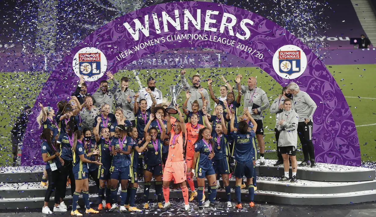 Para pemain Lyon mengangkat trofi juara usai mengalahkan Wolfsburg pada final Liga Champions Wanita di Stadion Anoeta, San Sebastian, Spanyol, Minggu (30/8/2020). Lyon meraih gelar juara Liga Champions Wanita usai mengalahkan Wolfsburg 3-1. (Villar Lopez/Pool via AP)
