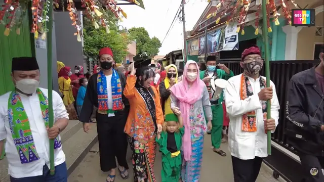 Syukuran Adik Ayu Ting Ting jadi sarjana dengan gaya Betawi (Foto: YouTube/Qiss You TV)