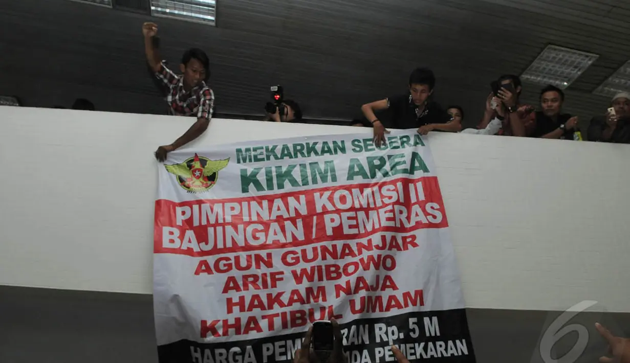 Dalam spanduk yang mereka bentangkan terdapat tulisan Pimpinan Komisi II Bajingan/Pemeras, Jakarta, Senin (29/9/2014) (Liputan6.com/Herman Zakharia)