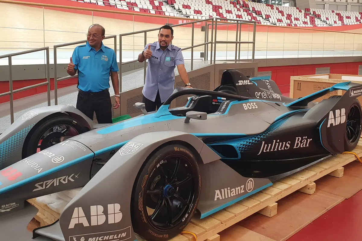 Ketua Panitia Pelaksana Formula E Jakarta, Ahmad Sahroni unboxing replika mobil Formula E yang akan mengaspal pada 4 Juni 2022. (Merdeka/Bachtiarudin Alam)