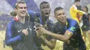 Pemain Prancis, Antoine Griezmann, Paul Pogba dan Kylian Mbappe, melakukan selebrasi usai menjuarai Piala Dunia dengan di Stadion Luzhniki, Moskow, Minggu (15/7/2018). Prancis menang 4-2 atas Kroasia. (AP/Matthias Schrader)