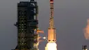 Shenzhou 11 pembawa roket Long March-2F lepas landas dari Pusat Peluncuran Satelit Jiuquan, Gansu, Tiongkok, (17/10). Peluncuran ini sebagai persiapan untuk memulai operasi dengan fasilitas penuh enam tahun dari sekarang. (China Daily/via REUTERS)