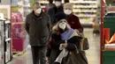 Para pengunjung mengenakan masker FFP2 jenis respirator saat berbelanja di supermarket di Wina, Austria, Senin (25/1/2021). Mulai 25 Januari 2021, warga Austria diwajibkan mengenakan masker FFP2 di supermarket, apotek, pompa bensin, dan di transportasi umum. (AP Photo/Ronald Zak)