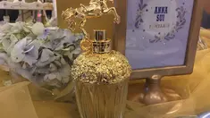 Parfum terbaru dari Anna Sui membangkitkan fantasi dunia magis, Fantasia. Aroma manis dan lembut perpadu sempurna dalam kemasan yang unik. (Liputan6.com/Unoviana Kartika)