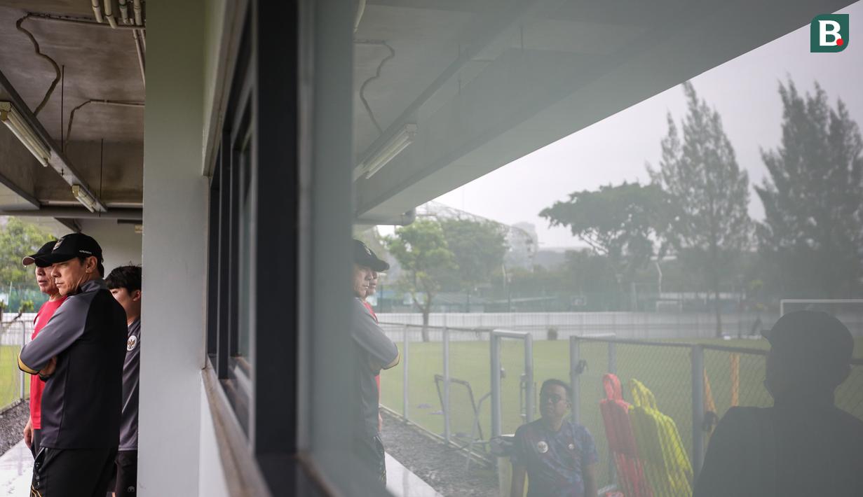 <p>Ketua Umum PSSI, Mochamad Iriawan (kiri) dan Pelatih Kepala Timnas Indonesia U-20, Shin Tae-yong memantau latihan terpusat untuk Piala Asia U-20 2023 yang berlangsung di Lapangan A, Kompleks Stadion Utama Gelora Bung Karno (SUGBK), Jakarta, Rabu (15/02/2023). Skuad berjuluk Garuda Nusantara akan melakukan pertandingan uji coba bertajuk Mini Turnamen 2023 dalam waktu dekat melawan Fiji, Guatemala, dan Selandia Baru pada 16 hingga 22 Februari 2023. (Bola.com/Bagaskara Lazuardi)</p>