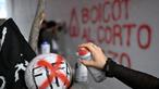 Sejumlah aktivis menggelar aksi Anti-Piala Dunia 2026 di luar Stadion Azteca, Meksiko pada Rabu (27/05/2026) waktu setempat. (AFP/Yuri Cortez)