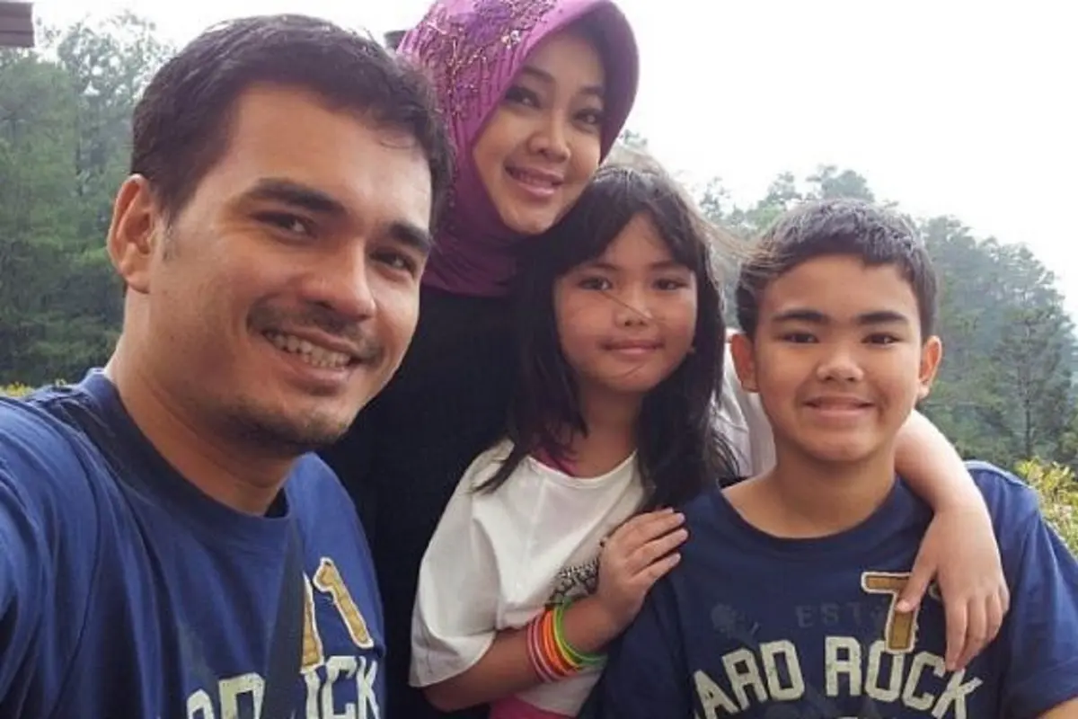 [Bintang] Rina Gunawan dan Teddy Syach