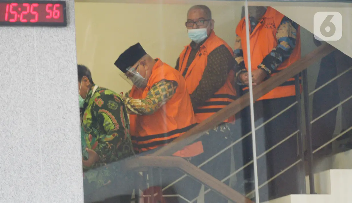 Tiga mantan Anggota DPRD Jambi resmi ditahan seusai diperiksa di Gedung KPK, Jakarta, Selasa (30/06/2020). KPK kembali menahan tiga mantan anggota DPRD Jambi tersangka kasus dugaan suap pengesahan APBD 2017-2018, yakni Cekman, Parlagutan Nasution, dan Tadjudin Hasan. (merdeka.com/Dwi Narwoko)