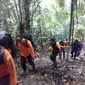 Untuk operasi SAR gunung, pasukan pencari mayat ini harus sangat akrab dengan alamnya. (foto : Liputan6.com / edhie prayitno ige)