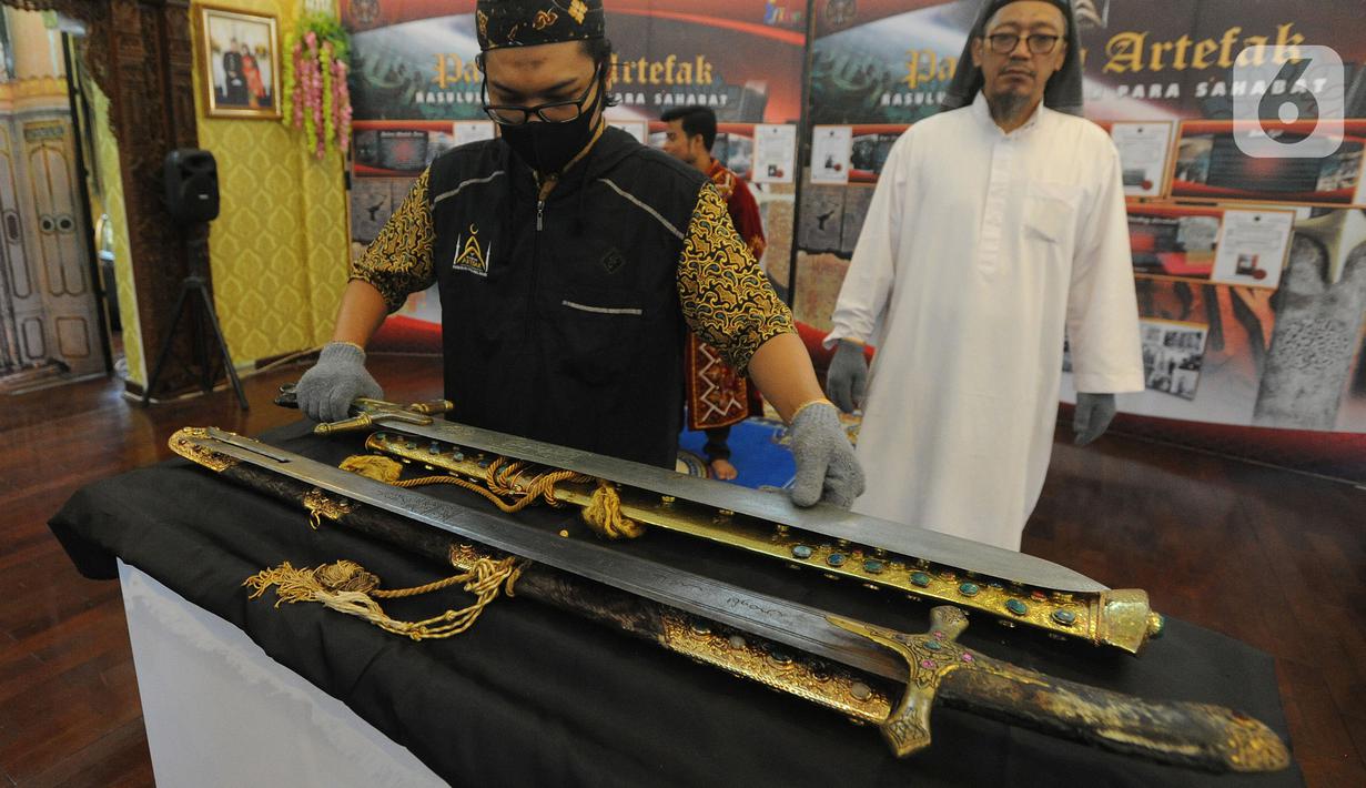 Pedang terlihat dalam Pameran Artefak Rasulullah dan Sahabat Nabi di Padepokan Welas Asih, Parung, Kabupaten Bogor, Jawa Barat, Minggu  (26/7/2020). Sebanyak 20 benda peninggalan Nabi Muhammad dan sahabatnya dipamerkan dalam acara ini. (merdeka.com/Arie Basuki)