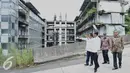 Presiden RI, Jokowi didampingi Menpora, Imam Nahrawi, Menteri PU Pera Basuki Hadimuljono dan Jubir Presiden Budi Johan saat sidak di lokasi proyek Wisma Atlet Hambalang, Sentul, Bogor, Jawa Barat, Jumat (18/3).  (Setpres/Rusman)