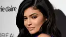 Melansir Hollywood Life, seorang sumber mengatakan bahwa Kylie masih encintai Tyga walaupun sudah punya pacar baru, Travis. Sumber mengatakan, tyga adalah cinta pertama Kylie yang nampaknya sulit dilupakan. (AFP/Bintang.com)