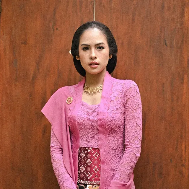 6 Potret Detail Kebaya Maudy Ayunda di Pernikahan Putri Tanjung, Bak Putri Keraton