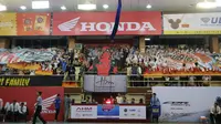 Ribuan orang memenuhi GOR Prayoga, Padang demi mendukung tim kebanggaan mereka pada acara pembukaan Honda DBL West Sumatera Series 2018 hari ini.