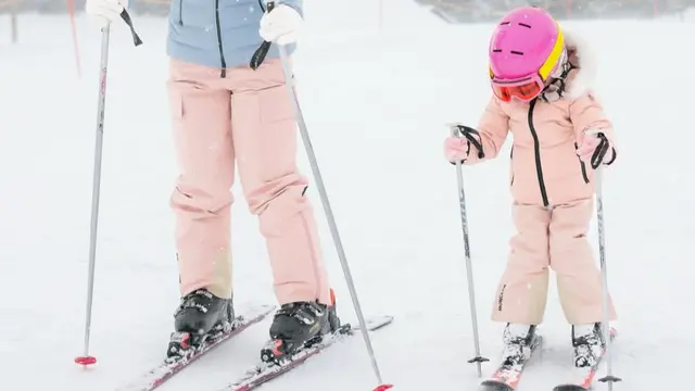 Potret seru Shandy Aulia main salju bareng Claire di Jepang. (credit: instagram.com/shandyaulia/missclaireherbowo)