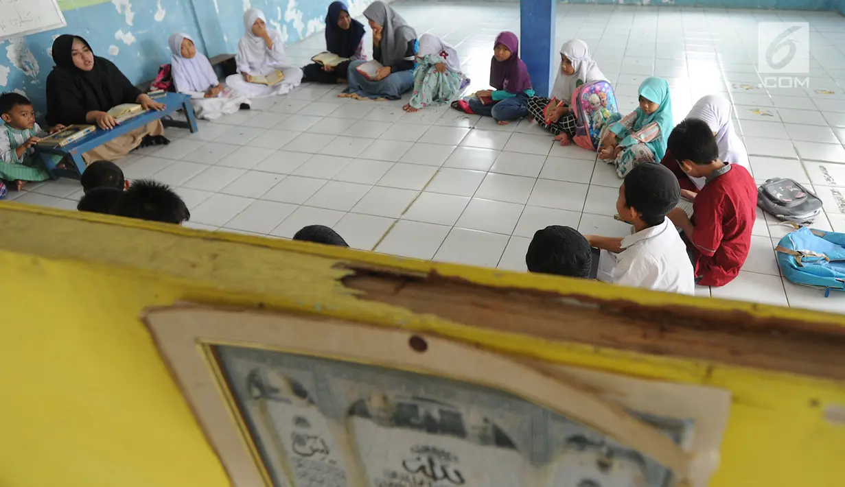 Guru mengajarkan anak-anak membaca Al-Quran di Kampung Quran Alkholidin Cinere,  Depok, Senin (13/5/2019). Momentum bulan Ramadhan 1440 H dimanfaatkan anak-anak membaca dan menghapal Quran untuk menambah amalan ibadah puasa sekaligus meningkatkan kemampuan membaca Quran. (merdeka.com/Arie Basuki)
