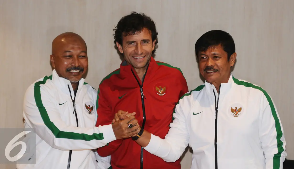 Fachry Husaini, Luis Milla Aspas, dan Indra Sjafri (kiri ke kanan) bersalaman saat diperkenalkan kepada awak media di Jakarta, Kamis (9/2). PSSI secara resmi mengumumkan pelatih timnas Indonesia Senior, U-19 dan U-16. (Liputan6.com/Helmi Fithriansyah)