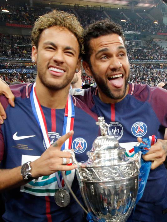 Pemain Paris Saint-Germain, Neymar dan Dani Alves berpose dengan trofi seusai menjuarai Piala Prancis (Coupe de France) di Stade de France, Rabu (9/5). PSG menang 2-0 atas Tim divisi tiga, Les Herbiers pada final Piala Prancis. (AP/Michel Euler)
